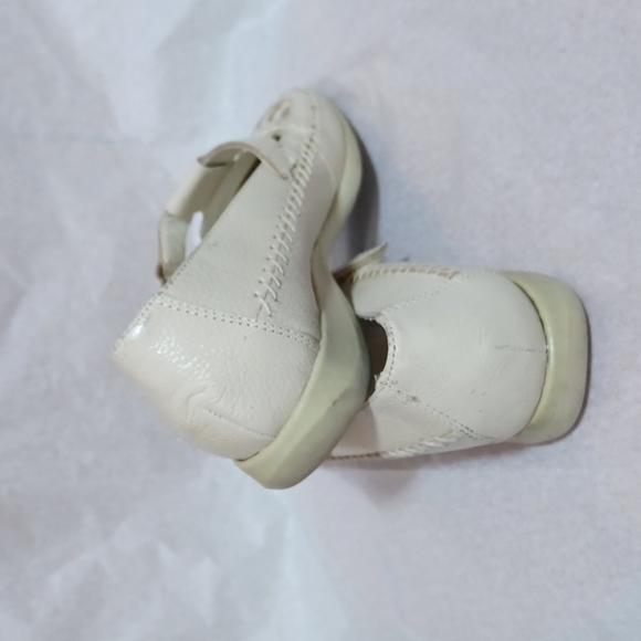 Mushrooms Loafers size 6m in a beautiful cream colored leather uppers - Picture 6 of 7